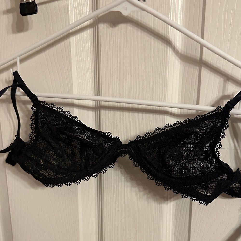 Victorias Secret Elegant Black Lace Bra NWT no padding underwire Size XS